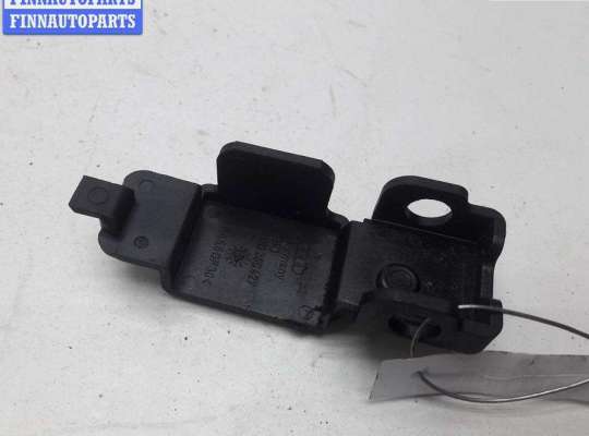 купить Кронштейн радиатора на Volkswagen Passat B5