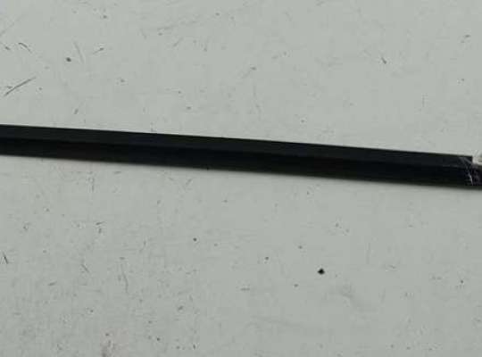 Молдинг стекла двери передней левой наружный VG2756213 на Volkswagen Passat B5