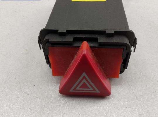 Купить Кнопка аварийной сигнализации (аварийки) на Audi A4 B5 (1994-2001) Кнопка аварийной сигнализации (аварийки) AU1716300 на Audi A4 B5 (1994-2001)