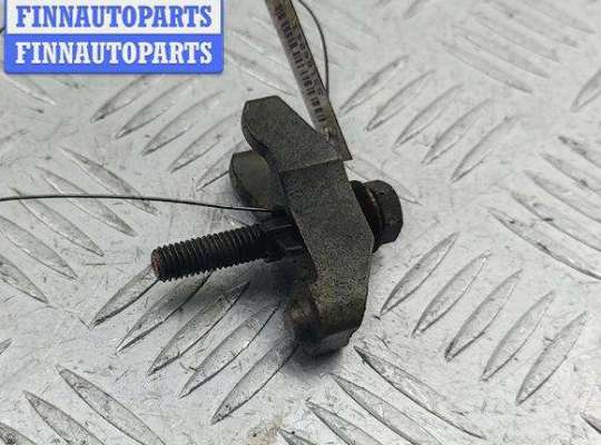 купить Скоба (кронштейн) крепления форсунки на Volkswagen Passat B5