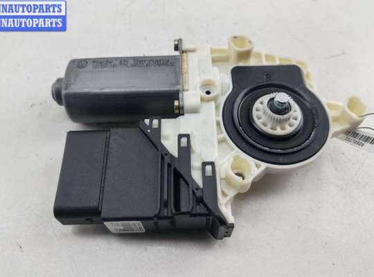 купить Моторчик стеклоподъемника задний правый на Volkswagen Bora