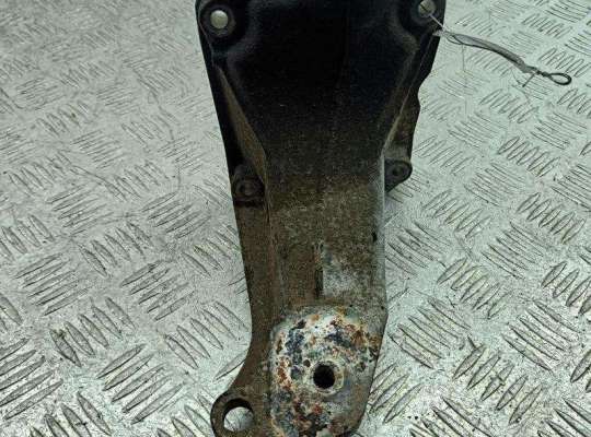 Кронштейн двигателя опорный VG2706058 на Volkswagen Golf-3