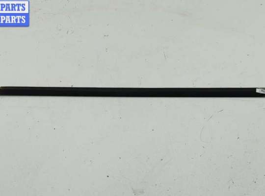 Молдинг стекла двери передней левой наружный VG2706475 на Volkswagen Passat B5