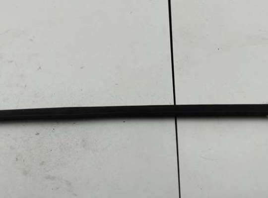 купить Молдинг стекла двери задней левой наружный на Volkswagen Passat B5