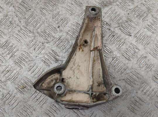 купить Кронштейн КПП опорный на Audi A4 B5 (1994-2001)