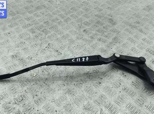 купить Щеткодержатель (поводок стеклоочистителя) передний на Mercedes C-Class W204 (2007-2015)