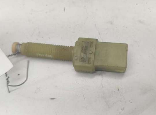 купить Датчик (включатель) стоп-сигнала на Audi A4 B5 (1994-2001)