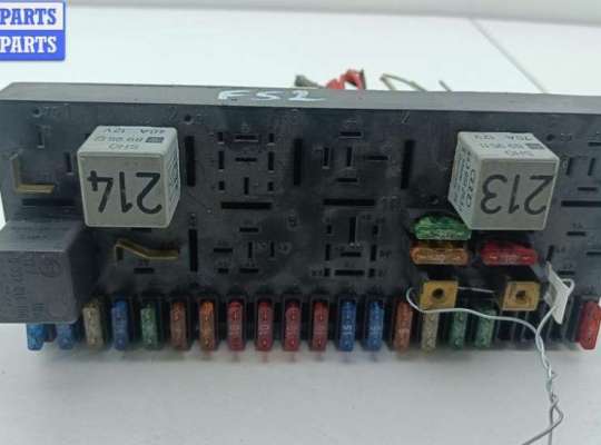 купить Блок предохранителей на Audi 80 B3 (1987-1992)