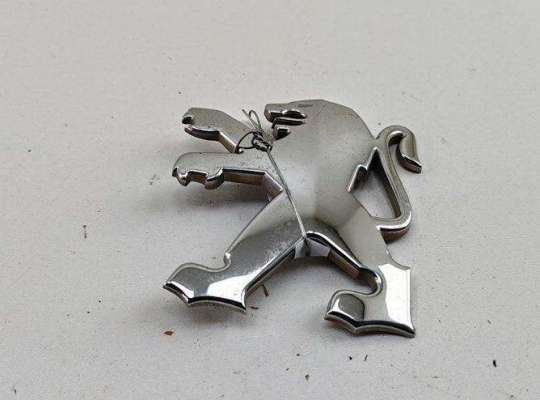 Эмблема PG1208371 на Peugeot 607