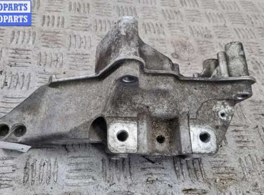 купить Кронштейн двигателя опорный на Volkswagen Golf-4