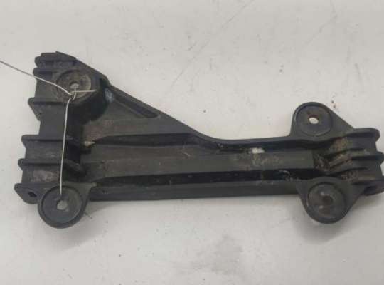 купить Кронштейн бампера переднего на Audi A6 C4 (1994-1997)