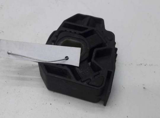 Купить Кронштейн радиатора на Volkswagen Golf-4 Кронштейн радиатора VG2384438 на Volkswagen Golf-4