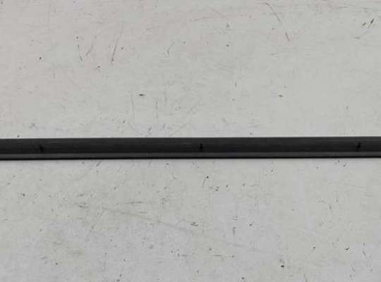 купить Молдинг двери передней левой на Volkswagen Passat B5+ (GP)