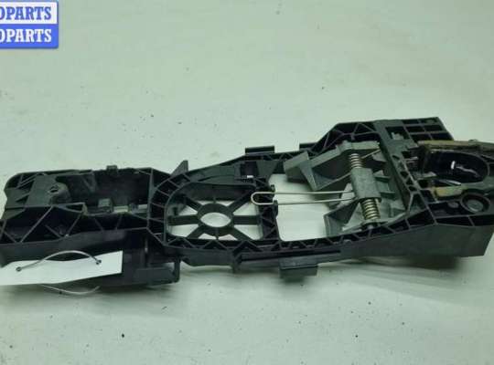 купить Корпус (держатель) ручки двери задней левой на Volkswagen Passat B6