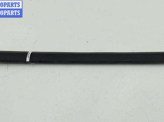 Молдинг двери задней левой VG2676815 на Volkswagen Golf-3