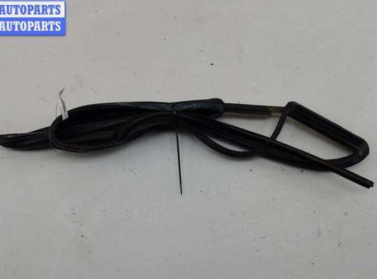 Молдинг стекла двери задней левой наружный VG2651246 на Volkswagen Golf-4