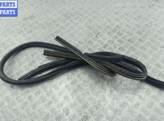 купить Уплотнитель двери передней правой на Volkswagen Transporter T4