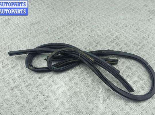 купить Уплотнитель двери передней правой на Volkswagen Transporter T4