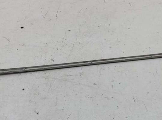 купить Молдинг двери передней правой на Volkswagen Passat B6