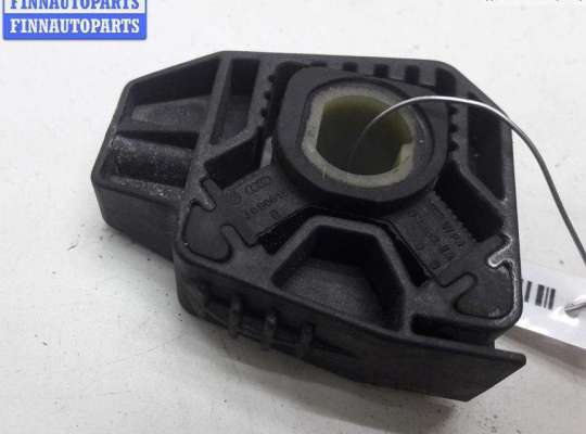 купить Кронштейн радиатора на Volkswagen Golf-4