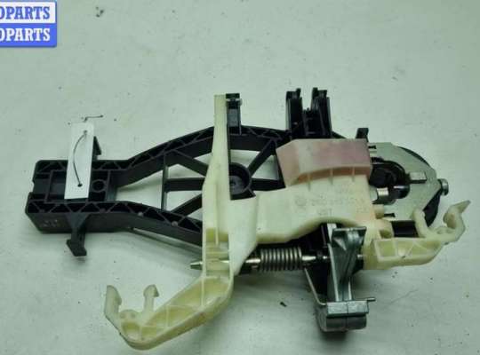 купить Корпус (держатель) ручки двери задней левой на Volkswagen Caddy (2004-2010)