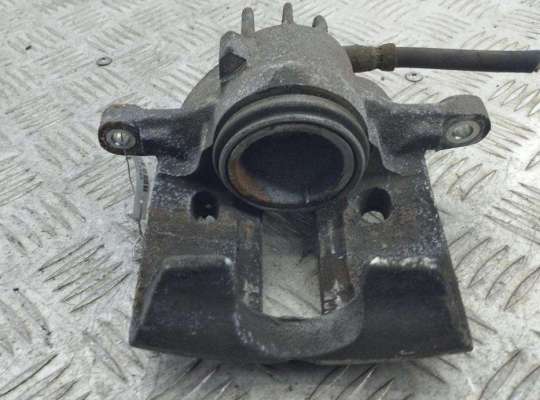 Суппорт передний правый MT585546 на Mitsubishi Carisma
