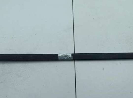 купить Молдинг стекла двери задней правой наружный на Volkswagen Passat B4