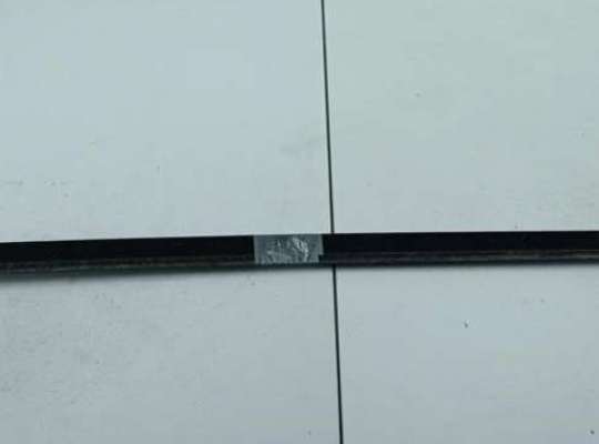 купить Молдинг стекла двери задней правой наружный на Volkswagen Passat B4