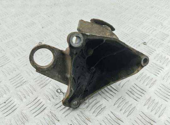 купить Кронштейн КПП опорный на Volkswagen Passat B5