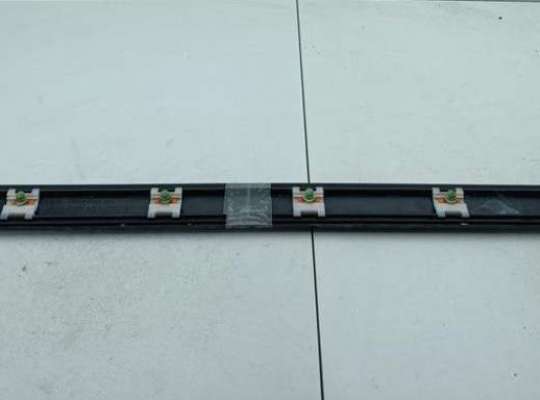 купить Молдинг двери передней правой на Volkswagen Passat B4