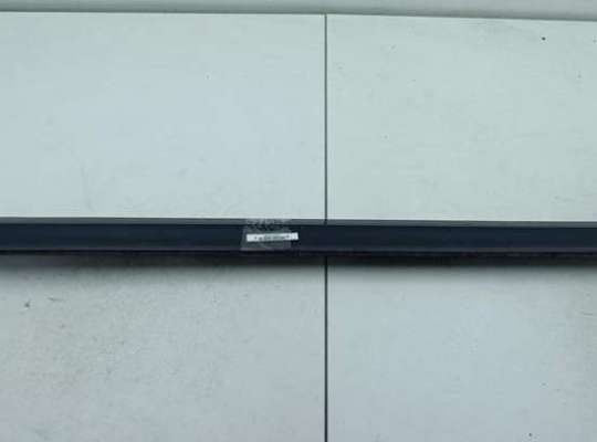 купить Молдинг двери передней правой на Volkswagen Passat B4