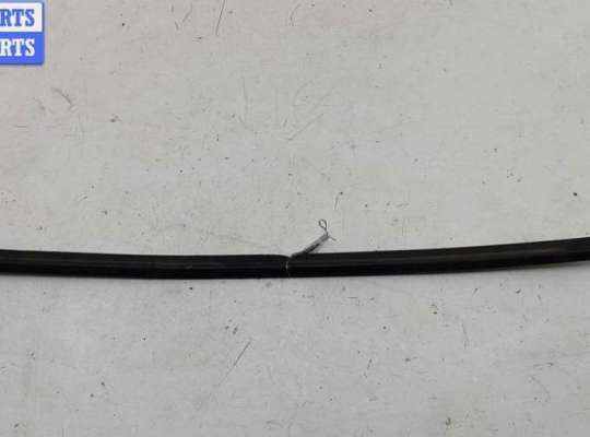 купить Молдинг стекла двери передней правой наружный на Volkswagen Golf-4