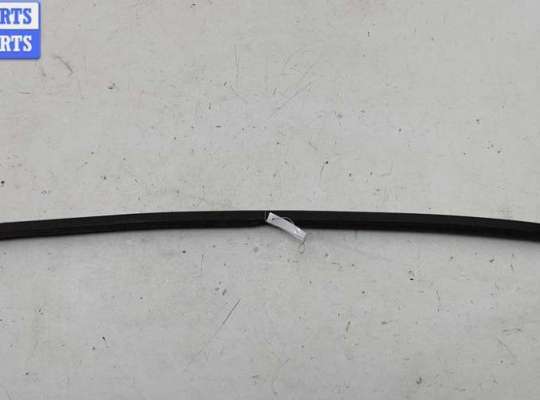 купить Молдинг стекла двери передней правой наружный на Volkswagen Golf-4