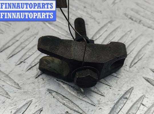 купить Скоба (кронштейн) крепления форсунки на Volkswagen Passat B5