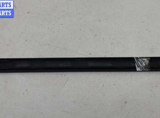 купить Молдинг двери задней правой на Volkswagen Golf-3