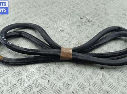 купить Уплотнитель двери передней левой на Volkswagen Passat B7