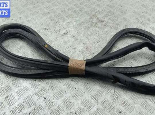 купить Уплотнитель двери передней левой на Volkswagen Passat B7