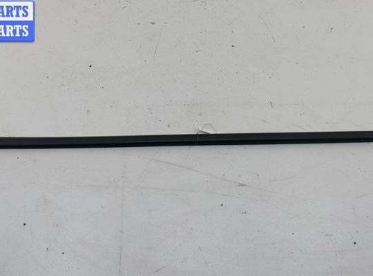 купить Молдинг стекла двери передней левой наружный на Volkswagen Passat B6