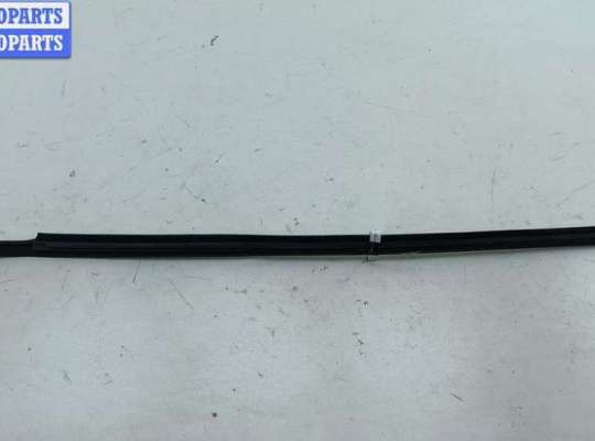 купить Молдинг стекла двери задней правой наружный на Volkswagen Passat B5