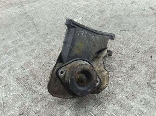 купить Кронштейн КПП опорный на Volkswagen Passat B5