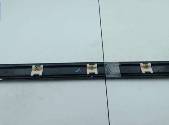 купить Молдинг двери задней левой на Volkswagen Passat B4