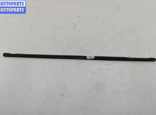 купить Молдинг стекла двери передней правой наружный на Volkswagen Passat B3