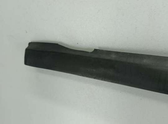 купить Молдинг стекла двери передней правой наружный на Volkswagen Passat B3