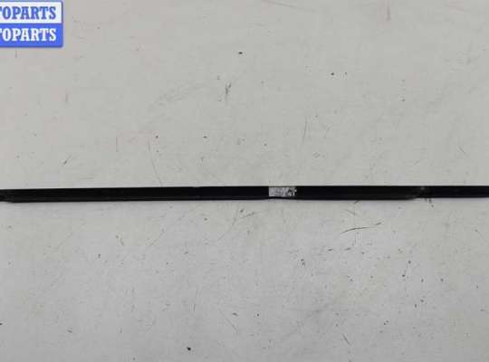 купить Молдинг стекла двери передней правой наружный на Volkswagen Passat B3