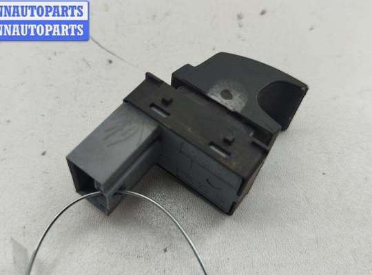 купить Кнопка стеклоподъемника заднего левого на Volkswagen Passat B6