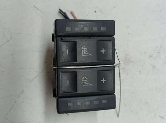 Купить Кнопка обогрева сидений на Ford Mondeo IV (2007-2014) Кнопка обогрева сидений FO2090782 на Ford Mondeo IV (2007-2014)