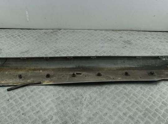 купить Накладка на порог наружная правая на Mercedes C-Class W202 (1993-2000)