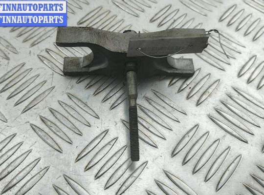 купить Скоба (кронштейн) крепления форсунки на Volkswagen Passat B7