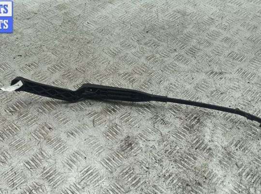 купить Щеткодержатель (поводок стеклоочистителя) передний на Audi 100 C4 (1991-1994)