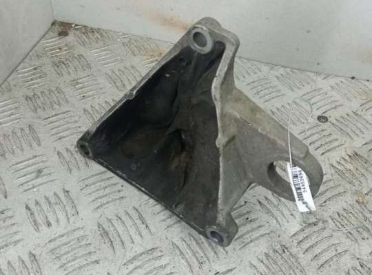купить Кронштейн КПП опорный на Volkswagen Passat B5